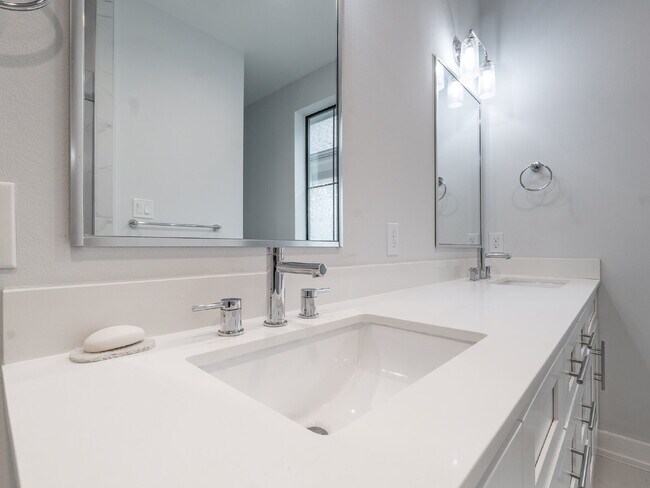 Building Photo - "Charming 4-Bed Houston Haven with Elegance on East 32nd Street!"