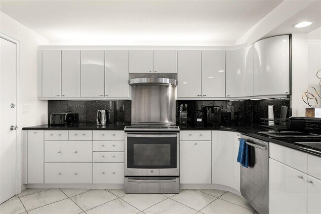 Building Photo - 1750 Benjamin Franklin Dr