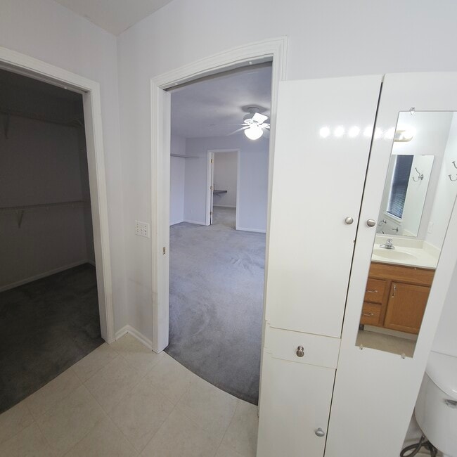 Building Photo - 3910 Old Elm Dr SE