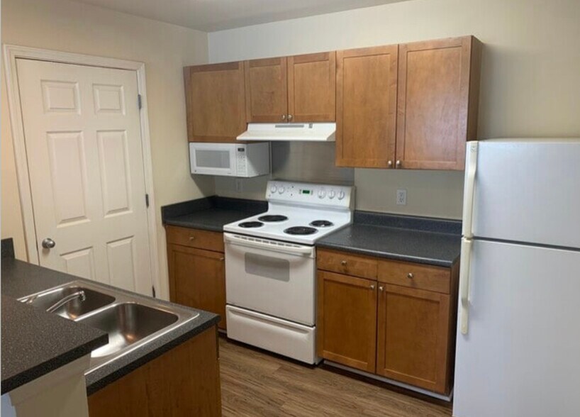 Kitchen - 140 Yellowstone Dr