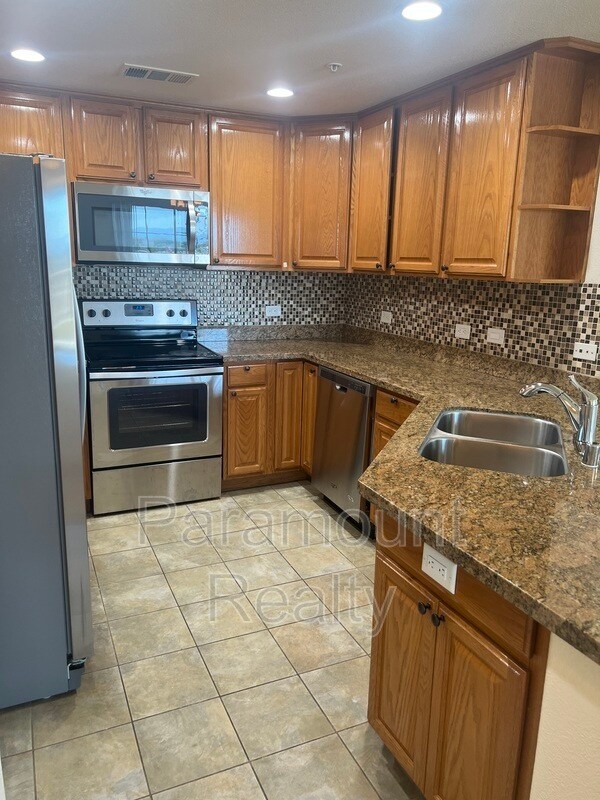 Building Photo - 700 S Abel St