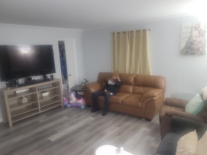 Leaving room - 14835 Anderson Ct