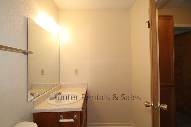 Building Photo - Rent Me Now!