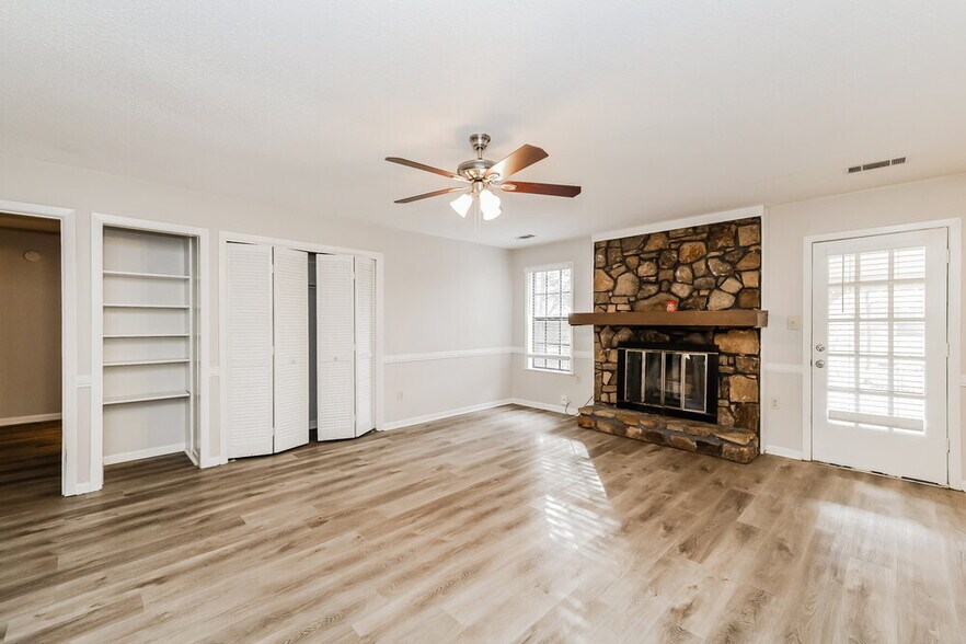 Building Photo - 7965 Meadow Trail Dr