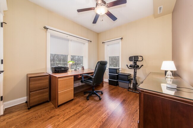 Building Photo - 1021 Peterson Ave