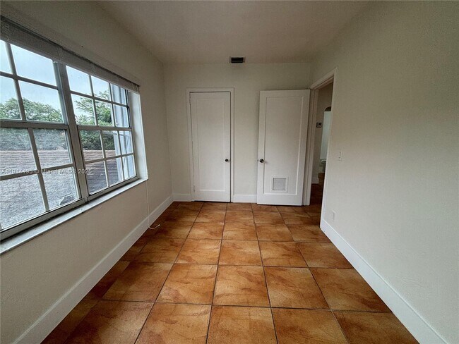 Building Photo - 111 SW 31st Ct