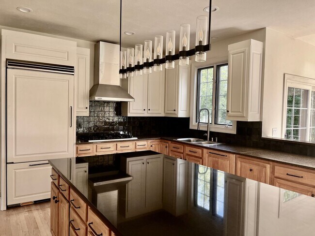 Building Photo - Luxurious Home in Legend of Bristlecomb