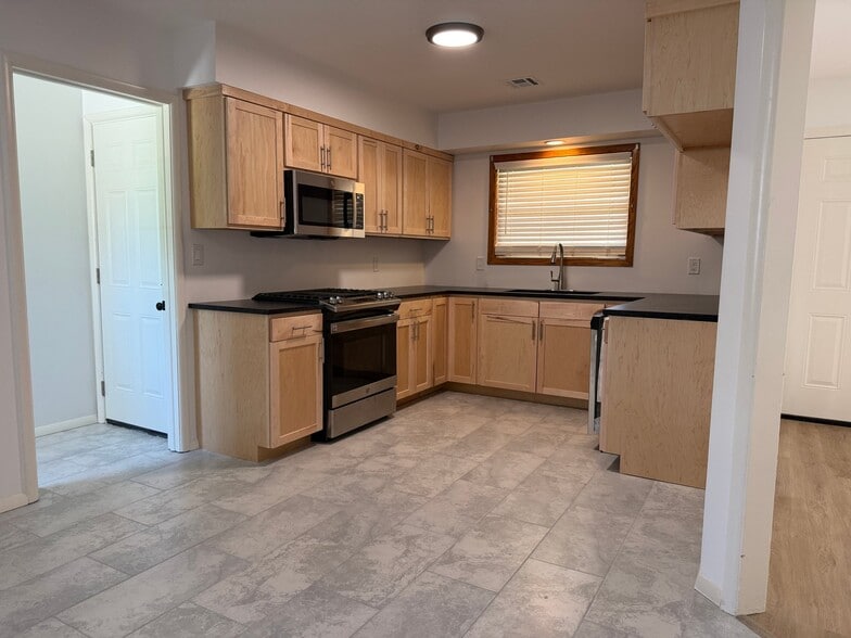 Building Photo - 1509 S 67th E Ave