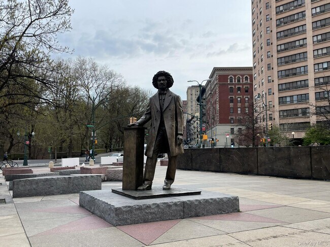 Building Photo - 301 W 110th St