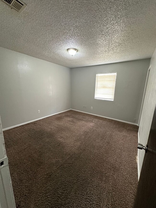 Building Photo - Nice 3bed, 1 1/2 bath. 2 car garage