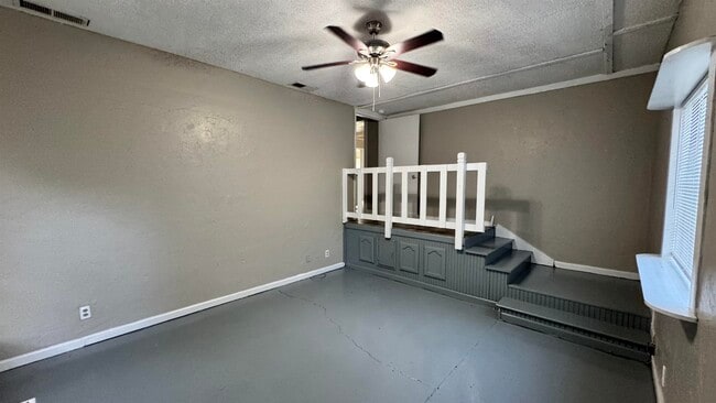 Building Photo - 1330 Victor Dr