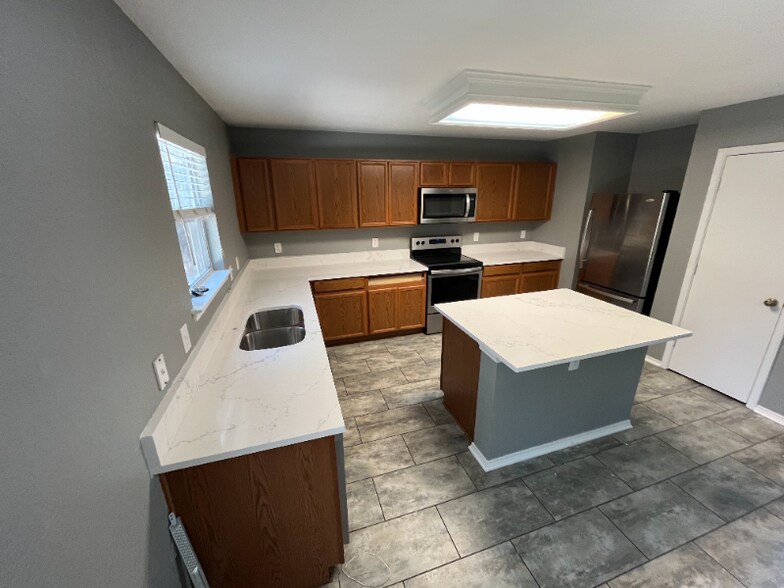 Building Photo - 7203 Avator Bay
