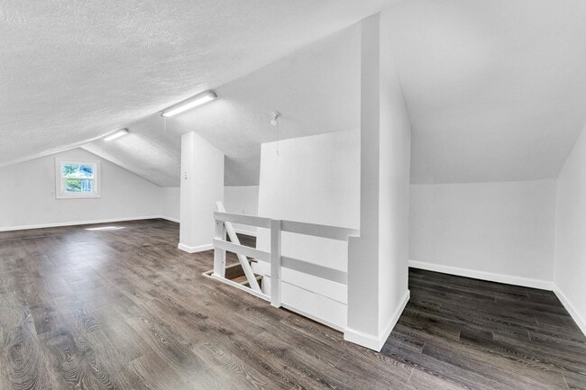 Building Photo - 3 Bed | 1 Bath | Loft | FULLY Remodeled | Springfield MO | PETS WELCOME!