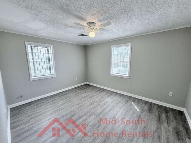 Building Photo - 566 Burlington Cir