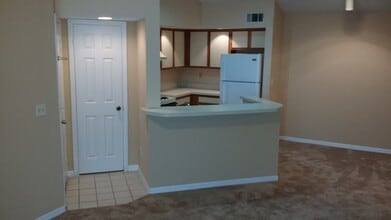 Building Photo - Venetian Place - 833