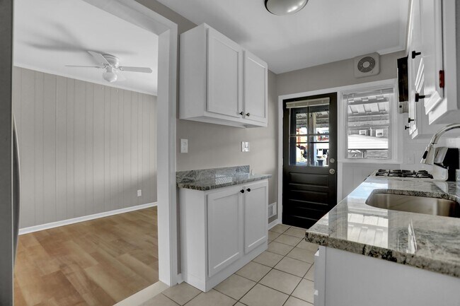 Building Photo - Completed Renovated Townhouse