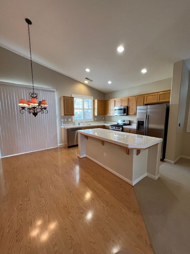 Building Photo - Tracy: $2839 3 bedroom 2 bath single story...