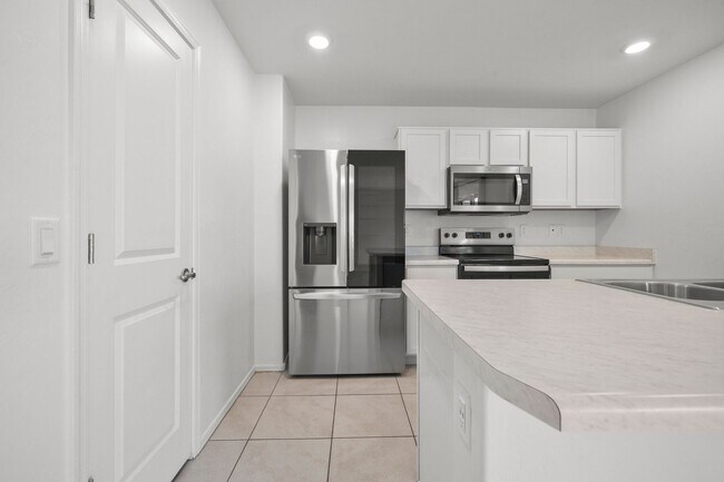 Building Photo - New home in Valencia Crossing!