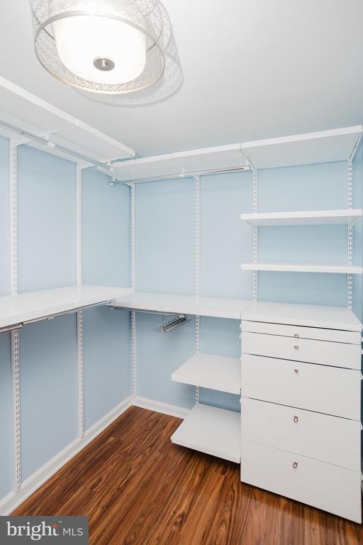 Building Photo - 2177 Chain Bridge Rd