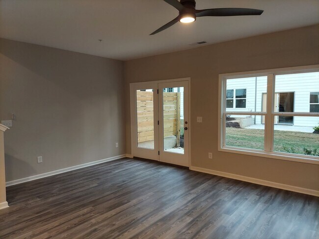 Building Photo - In-Town Townhome for rent in Monroe Heights!