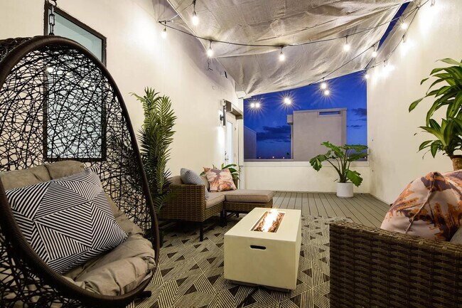 Building Photo - 1332 W Gray St