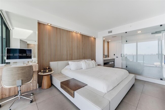 Building Photo - 460 NE 28th St