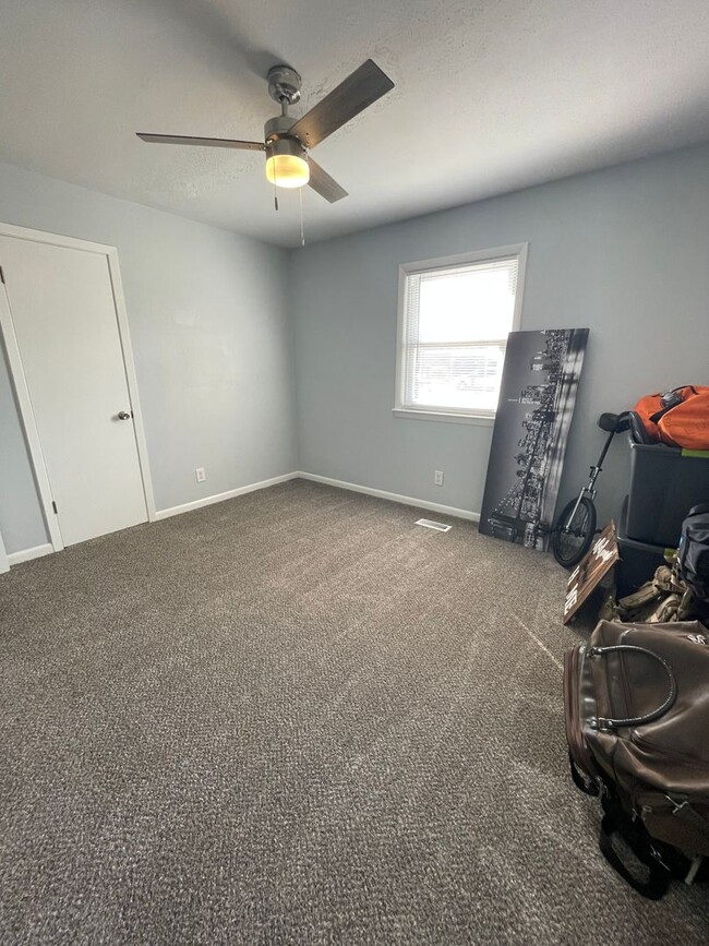 Building Photo - 3 Bedroom 2 Bathroom- Pets Considered