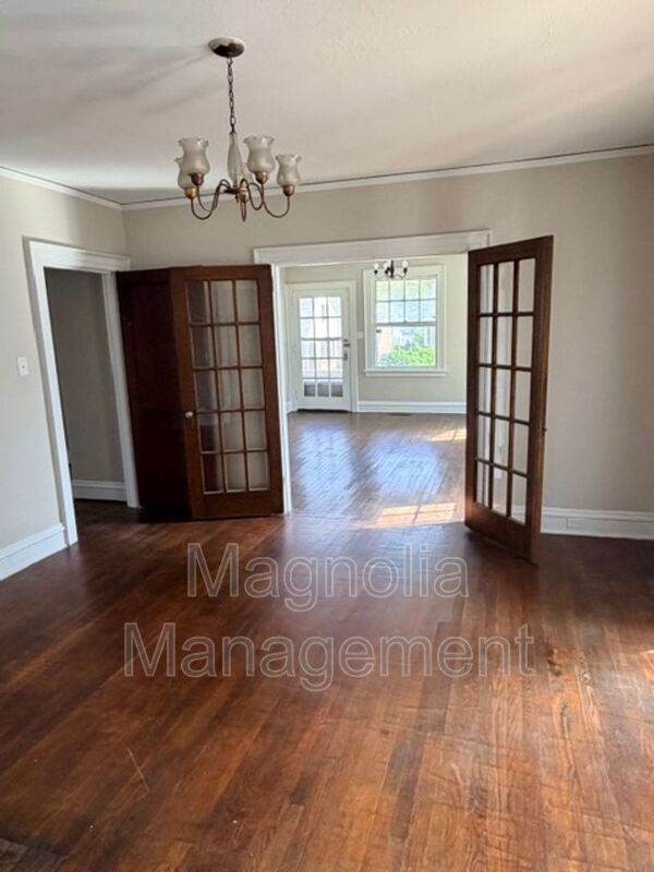 Building Photo - 503 Young St