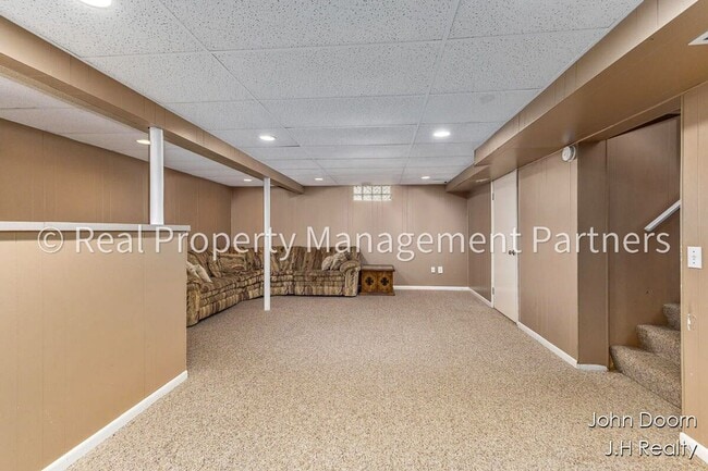 Building Photo - Spacious 3-Bedroom Home in Alger Heights –...