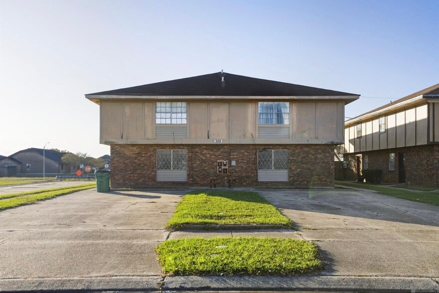 Parking lot - 1128 Dimarco St