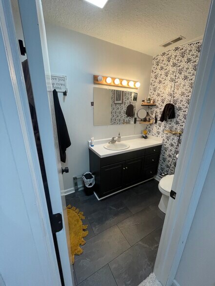 Building Photo - 13565 140th Ave