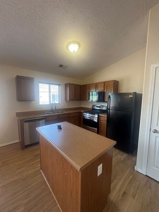 Building Photo - 3 bed 2 bath home in Huning Ranch