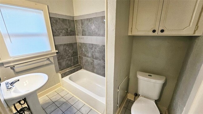 Building Photo - 2427 W Park Pl