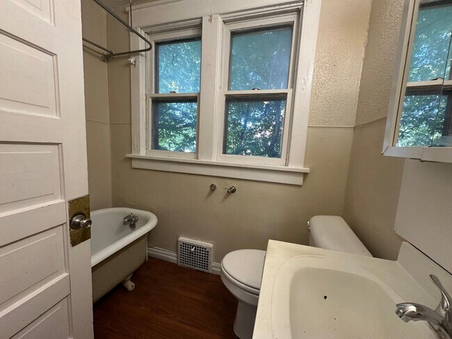 Building Photo - Large 2 bedroom house $750