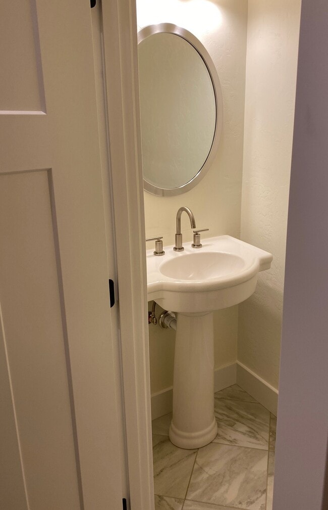 Building Photo - 2380 Willamette St