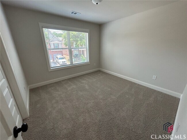 Building Photo - 305 Ridge Pointe Drive