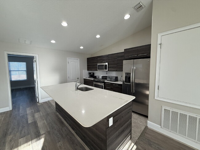 Building Photo - Charming 2-Bed, 2-Bath Townhouse Retreat o...