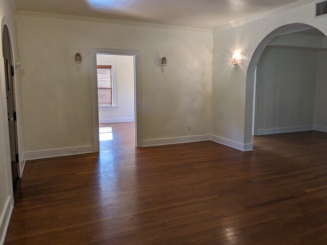 Living Room - 510 W Gramercy Pl