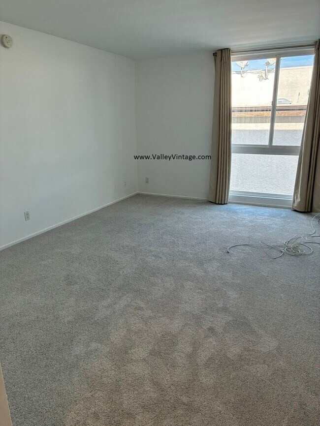 Building Photo - 11687 S Montana Ave