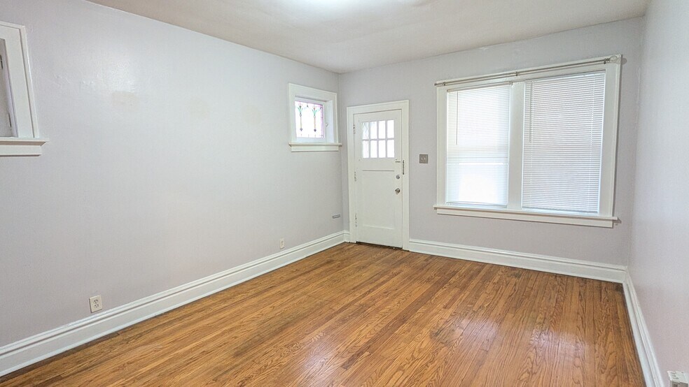 Building Photo - 5042 Mardel Ave