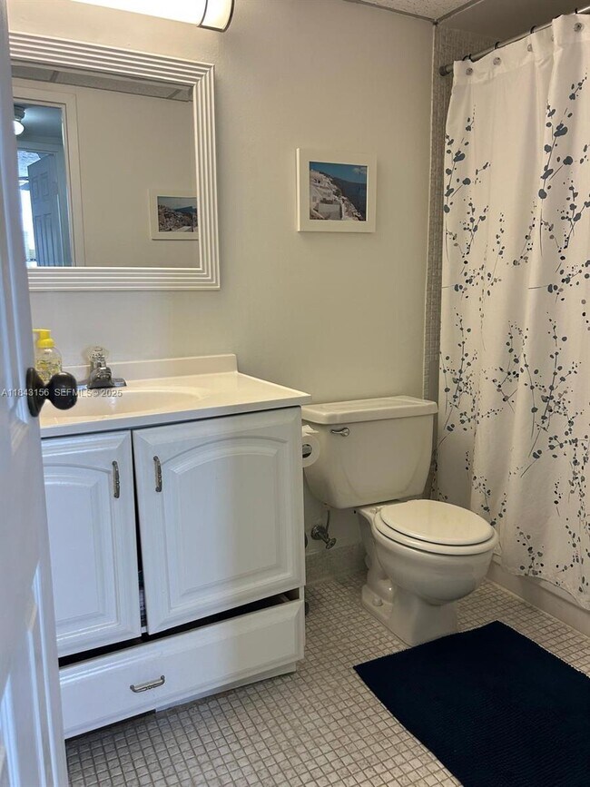 Building Photo - 2851 Somerset Dr