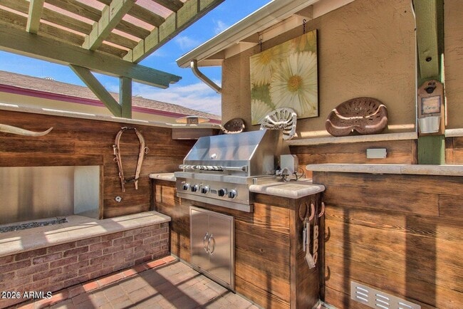 Building Photo - 6621 E 4th St