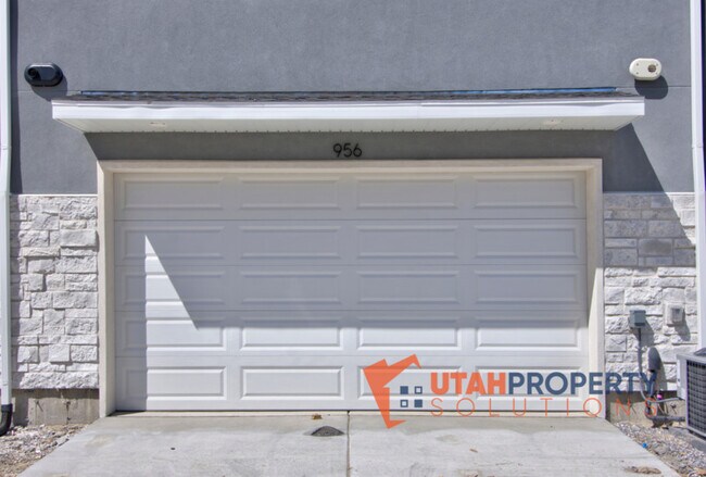 Building Photo - 959 W 540 S