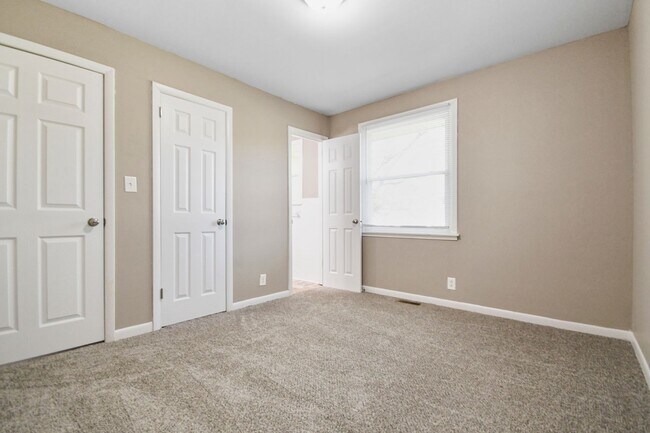 Building Photo - Pet Friendly Four Bedroom!