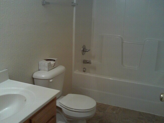 Building Photo - 3 bed 2 Bath duplex!