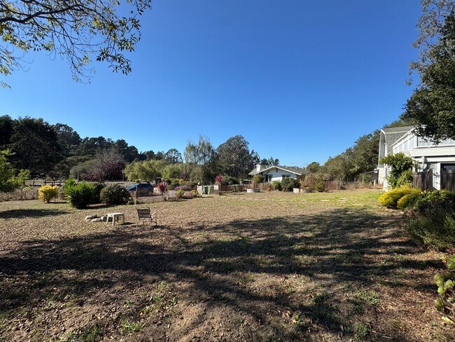 Building Photo - Country Living just minutes from Town