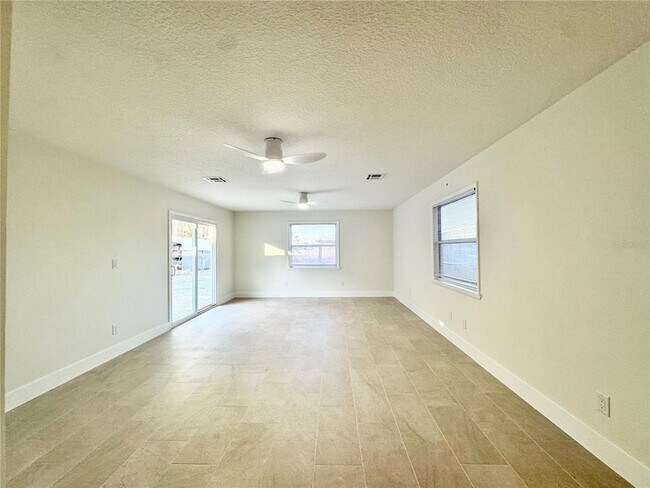 Building Photo - 2559 W Lake Dr