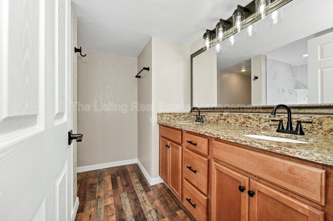 Building Photo - 2954 Sadina St