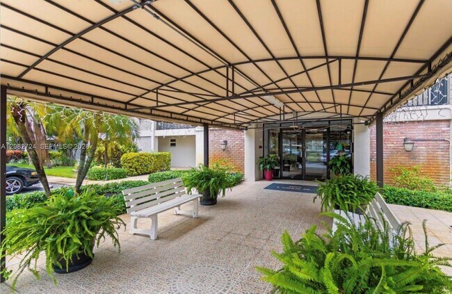 Building Photo - 3000 S Course Dr