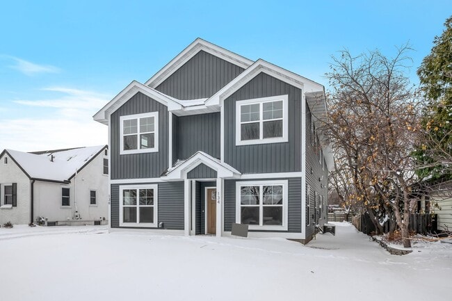 Building Photo - 423 12th Ave N